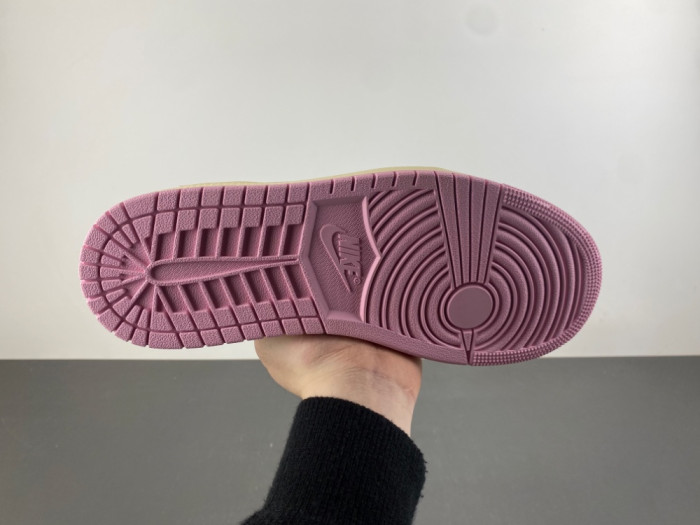 Travis Scott x Air Jordan 1 Low OG IQ7604-100